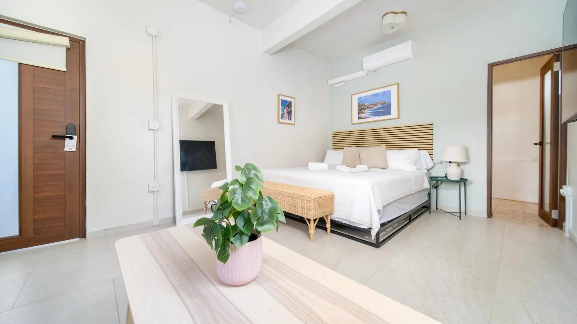Room 16 Grand King Suite With Desk & Sofa Bed location